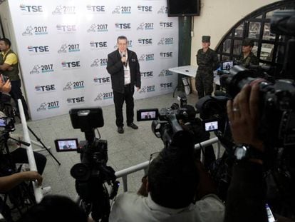 David Matamoros, presidente del Tribunal Supremo Electoral, ante los medios en Tegucigalpa.