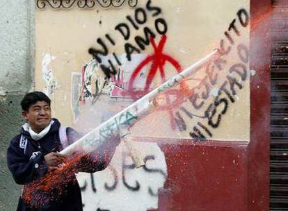Imagen de los enfrentamientos entre los radicales y la policía, este sábado en Oaxaca.