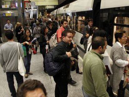 Pasajeros en el andén del metro en Valencia, este jueves.