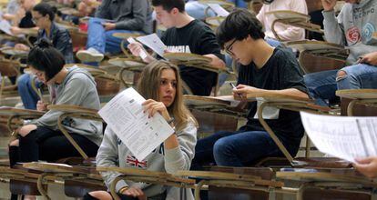 Un grupo de estudiantes realiza la prueba de acceso a la universidad.