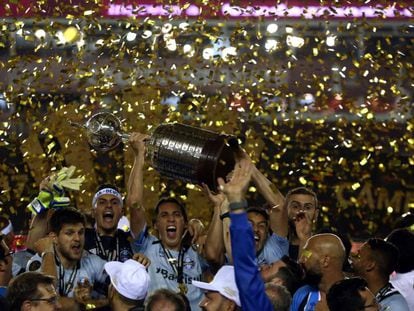 Los jugadores de Gremio levantan la Copa Libertadores en el estadio de Lanús, en Buenos Aires.