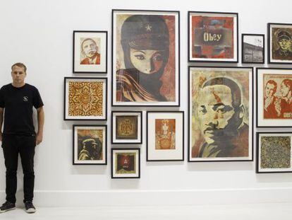 El artista Shepard Fairey posa ante su obra en el CAC de Malaga.