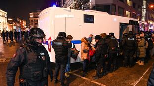 La policía detiene a varios manifestantes en la protesta en apoyo a Navalni, el pasado martes en Moscú.