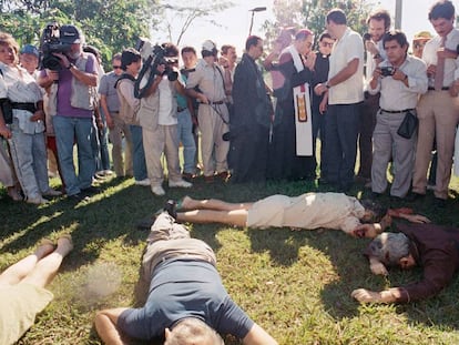 El arzobispo de San Salvador, Arturo Rivera y Damas, rodeado de periodistas en el lugar en el que fueron asesinados los jesuitas.