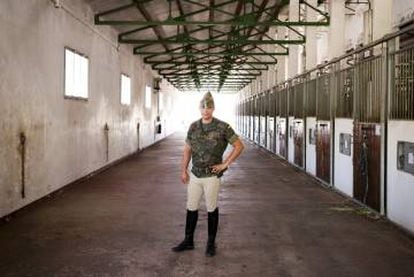 El capitán Ángel Alaez, en las cuadras del Centro Militar de Cría Caballar de Zaragoza.