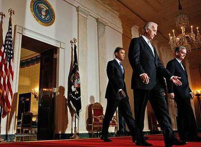 Barack Obama, Joe Biden (centro) y el designado al frente de la Secretaría de Comercio, el republicano Judd Gregg, en la Casa Blanca.