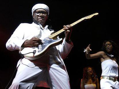 Nile Rodgers, líder de Chic, y Sylver Iogan Sharpe en un momento de la actuación durante el festival Sónar 2006.