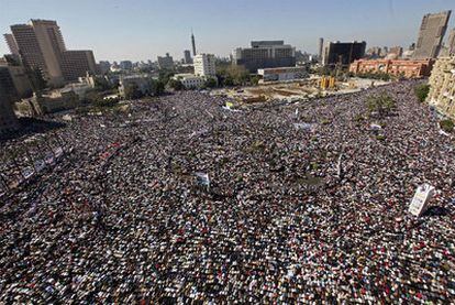 Imagen de la multitud que ayer volvió a ocupar la plaza de la Liberación en el centro de El Cairo.