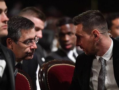 Bartomeu conversa amb Messi en l'última gala de la Pilota d'Or.