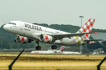 Un avión de Volotea, en el aeropuerto de Lila (Francia).