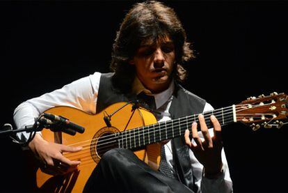 Juan Torres Fajardo, <i>Habichuela Nieto</i>, ganador del Premio Bordón Minero de guitarra, durante su actuación.