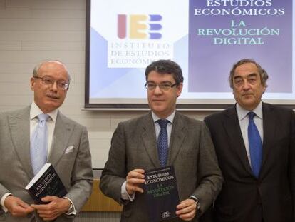 El presidente del Instituto de Estudios Econ&oacute;micos, Jos&eacute; Luis Feito, el ministro de Energ&iacute;a, Turismo y Agenda Digital, &Aacute;lvaro Nadal; el presidente de CEOE, Juan Rosell y el vicepresidente del consejo de Telef&oacute;nica, Julio Linares.
