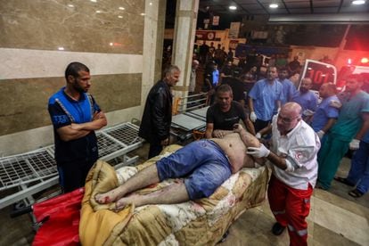 Un herido por los bombardeos israelíes era trasladado al hospital Nasser de Jan Yunis, este domingo.