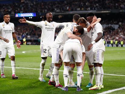 Los jugadores del Real Madrid celebran el tanto de Benzema ante el Liverpool el pasado miércoles en el Santiago Bernabéu.
