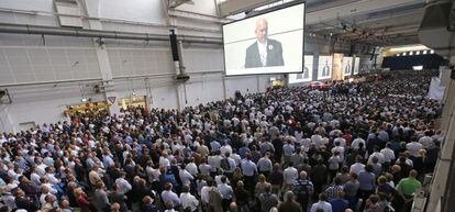 Trabajadores de Wolkswagen en Alemania escuchando un discurso del presidente del comité de empresa de la compañía.