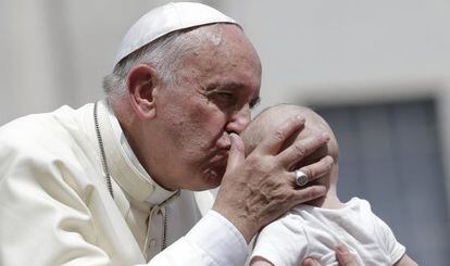 El papa Francesc fa un petó a un nadó, el 17 de juny passat, al Vaticà.