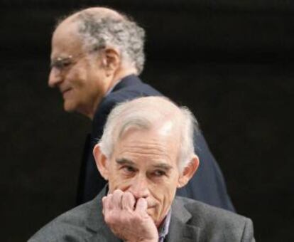 Los premios Nobel de este año, Thomas Sargent (de pie) y Christopher Sims.