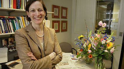 Anne Applebaum, en su despacho de 'The Washington Post', en abril de 2004, después de ser galardonada con el Premio Pulitzer.