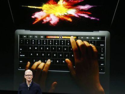 El presidente de Apple Tim Cook habla bajo la imagen del nuevo Mac Book Pro en la presentaci&oacute;n ante los medios en Cupertino, California. 