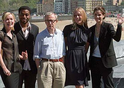 Woody Allen, en San Sebastián, con los actores de <i>Melinda y Melinda</i> Amanda Peet, Chiwetel Ejiofor, Chlöe Sevigny y Radha Mitchell.