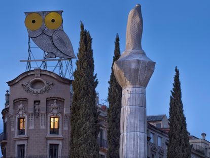 Parte superior del monumento a Jacint Verdaguer de Barcelona, envuelto como medida de protección por unas obras que se están realizando en sus inmediaciones.