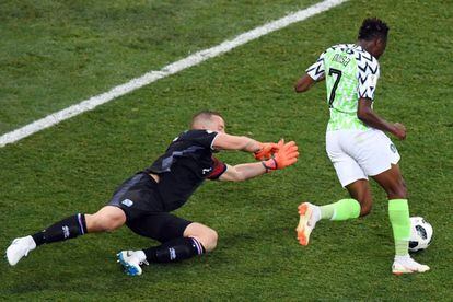 Ahmed Musa contra el balon ante la portería de Hannes Halldorsson antes de marcar el 2 - 0 para Nigeria durante el partido del Grupo D Nigeria - Islandia.