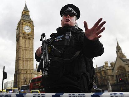 Un agente de polic&iacute;a brit&aacute;nico permanece en guardia tras un tiroteo ante el Parlamento en Londres.