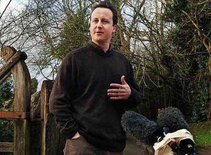 David Cameron habla con la prensa ayer en su casa cerca de Witney (Inglaterra).