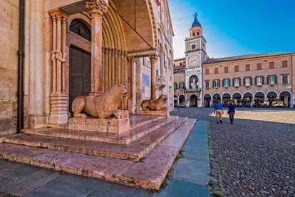 La Piazza Grande de Módena, donde se levanta la catedral, de estilo románico. En la foto, uno de los accesos al templo.