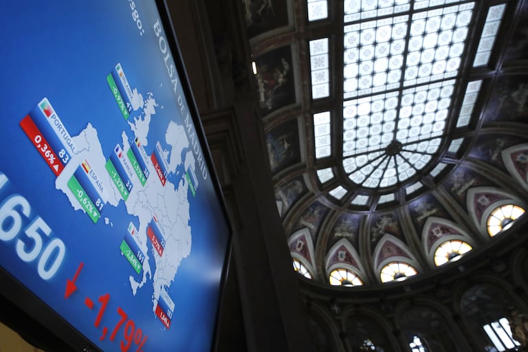 Paneles que informan sobre la prima de riesgo en la Bolsa de Madrid.