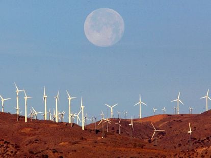 Luna llena sobre una instalación eólica en el desierto de Mojave (California, EE UU).