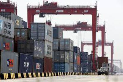Aspecto de contenedores en el puerto de Shanghai en China. EFE/Archivo
