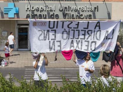 Trabajadores del Arnau de Vilanova protestan por el cierre de camas este verano