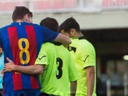 El capitán del Barça B consuela a un jugador del Eldense tras la goleada. VÍCTOR SALGADO FCB. En vídeo declaraciones de Cheikh Saad, jugador del Eldense. ATLAS