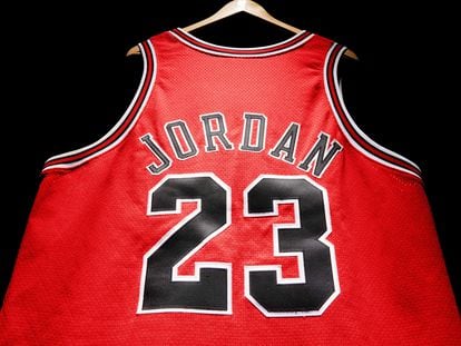 La camiseta que utilizó Michael Jordan durante el primer partido de la final de la NBA en la temporada 97-98