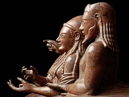 Detalles de figuras en un sarc&oacute;fago etrusco de una pareja casada conocido como el de los esposos. 
