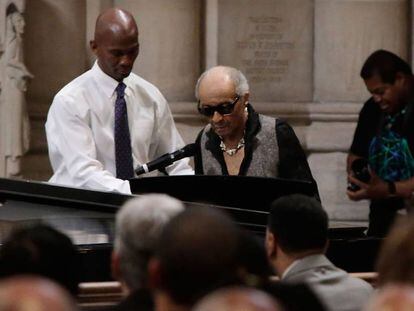 Cecil Taylor al piano en el funeral de Ornette Coleman en 2015 en Nueva York.. 