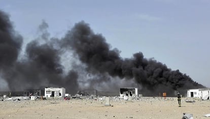 Fotografia facilitada per la Diputació Provincial de Saragossa en la qual s'aprecia una gran fumera que cobreix la zona de l'explosió registrada a l'empresa Pirotecnia Zaragozana.