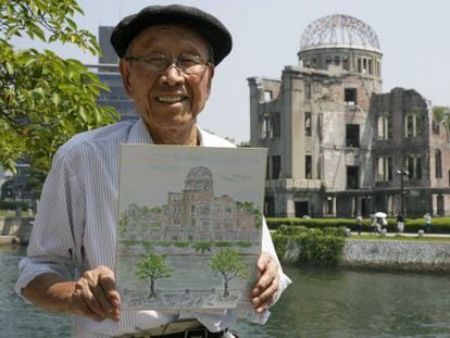Hiroshi Hara, superviviente de la bomba atómica, muestra una de sus pinturas de la cúpula de Hiroshima que resistió a la onda expansiva.