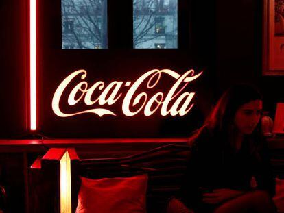 Logotipo de Coca Cola en un evento en Par&iacute;s. 