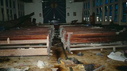 Imagen de archivo de la iglesia luterana de San Pedro, en Monrovia, después de la brutal masacre, el 29 de julio de 1990, en la que tropas de las Fuerzas Armadas de Liberia del Presidente Samuel Doe asesinaron a más de 600 civiles.