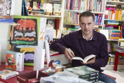 Xan Astorga, dueño de la librería Marxe en A Estrada.