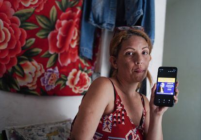 Dennisse Partidas, de 43 años, muestra en el celular una foto de su vecina Yajaira.