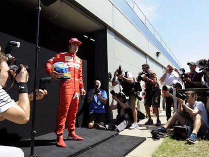 Alonso posa para los fotógrafos en el circuito de Albert Park en Melbourne