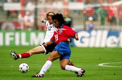 Fabián Estay compite contra Roman Mahlich de Austria, en la Copa del Mundo de 1998.