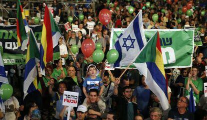 Israelíes participan en Tel Aviv en un acto de la izquierda.
