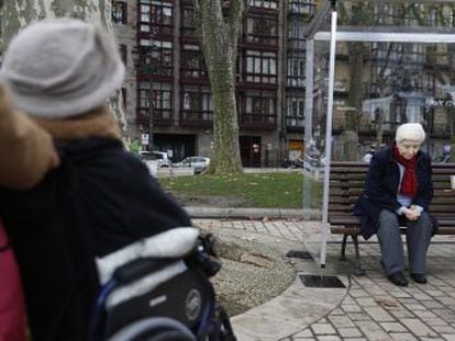 Una escultura hiperrealista del artista mexicano Rubén Orozco instalada en una calle de Bilbao trata de llamar la atención sobre el drama de muchos mayores