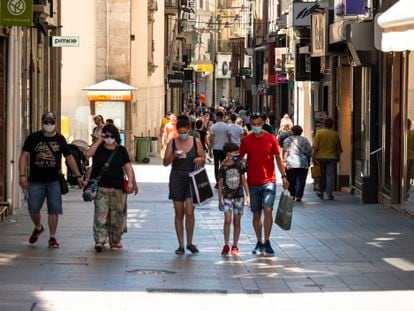La calle Mayor de Lleida este domingo.