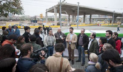 Los portavoces de las entidades presentaron sus alegaciones a la reforma de la Diagonal en la plaza de las Glòries.