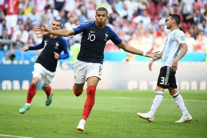 Mbappé celebra el tercer gol de Francia ante Argentina.